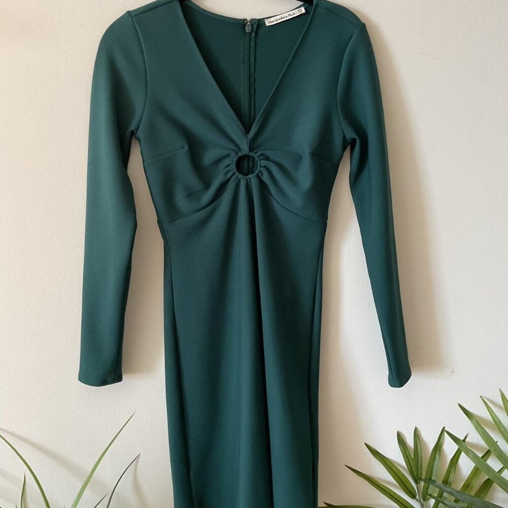 Fits like a small/medium and great on curves!